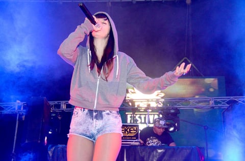 Rodríguez irrumpió en el escenario hasta las 23:00 horas. Calentó motores con la rola Esclavos, del disco Bruja, desde ese momento se dio una conexión especial entre ella y el público.