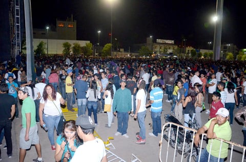 Alrededor de las 10:00 de la noche, quienes se encontraban "pegados" al entarimado derrumbaron una valla colocada frente a éste, lo que ocasionó temor entre familias que ahí se encontraban, optando por irse.