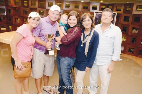 Evento anual de golf.  Lilia, Tyler, Lucas, Anacris, Gina y Manolo.