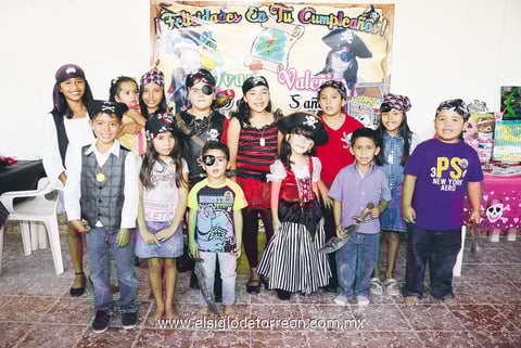 Doble cumple.  Valeria Monserrat Macías e Iván Gerardo Macías el día de su fiesta. Los acompañan algunos de los invitados a la celebración.