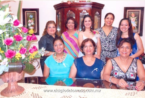 La novia acompañada de sus tías y familiares: Sra. Lourdes, Olga, Marina, Brenda, Lucía, Irene y Martha Alicia Gavaldón.