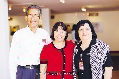 Asisten a expo de fotografia. Saúl, Elsa y Julieta.