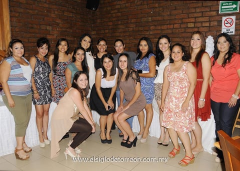 La novia con las asistentes de su fiesta prenupcial, quienes emocionadas la felicitaron.
