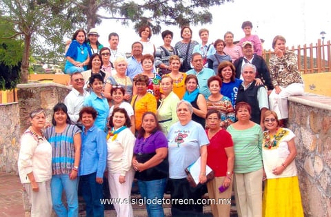 Grupo de laguneros celebrando las fiestas patrias.