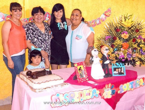 Selene, Eva Judith, Flora, Iveth y la niña Eva Nicole en prenupcial.