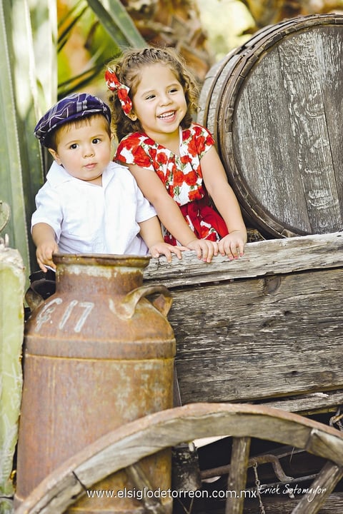 Niño Cristóbal fue bautizado el domingo 13 de octubre de 2013. Lo acompaña su hermana, Angie.- Érick Sotomayor Fotografía