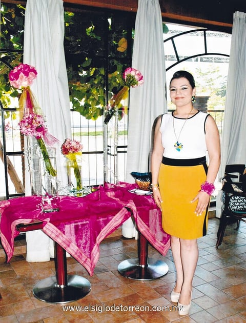 Srita. Fátima del Rosario Aguilera Velásquez lució radiante en su elegante fiesta prenupcial.