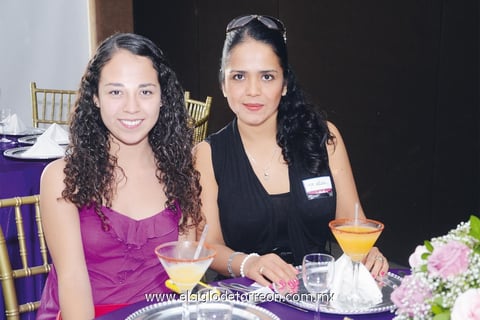 En reciente festejo. Vanessa y María Elena.
