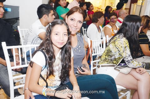 Disfrutan desfile de modas. Valeria y Dafne.