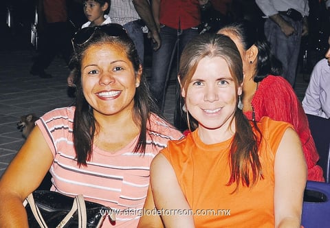 Posan para la foto. Elizabeth y Natalia.