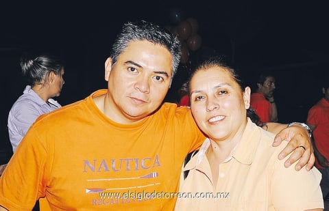 Disfrutan conferencia.  Enrique y Laura.