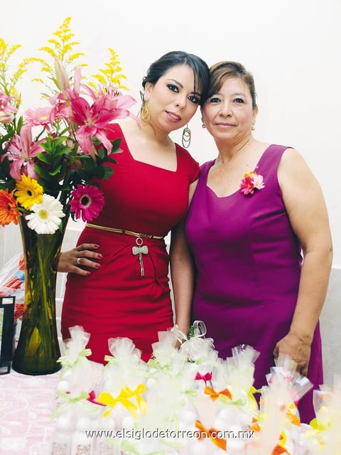 Prenupcial. Laura Lorena de Ávila Dueñas con la anfitriona de su evento, María Concepción Dueñas Torres.