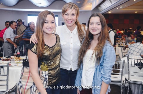 En clausura de evento deportivo. Sandra, Sandra y Paulina.