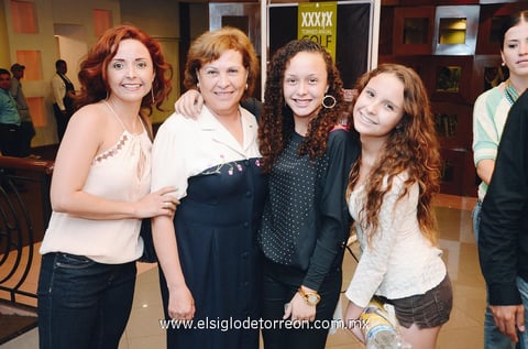 Evento en el club Paloma, Graciela, Paloma y Susana.