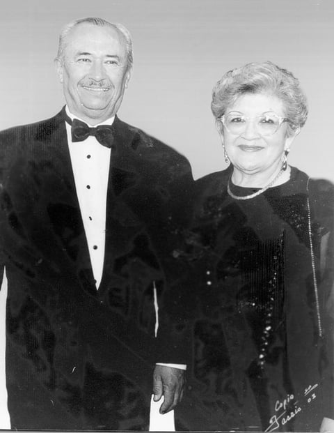 Don Eliseo Jesús González y Sra. Marí­a Elena Cháirez de González en sus bodas de plata, 1986.