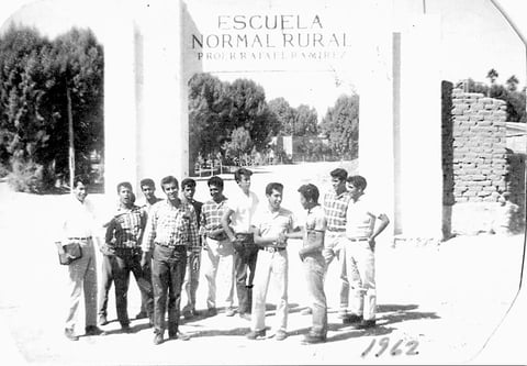 Grupo de alumnos pertenecientes a la primera generación de profesores egresados de la Normal Santa Teresa, Coahuila, en 1962.