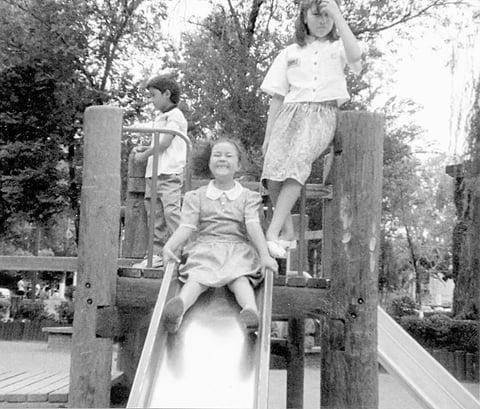 Liliana Soto Puentes y Rosy Guardado Castro en el Parque Guadiana, Durango, en 1990.