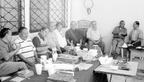En una reunión de ex empleados de una empresa refresquera hace unos años. Jos Silos (f), Carlos Rosales, Antonio García, Pedro Sánchez, Antonio Valles (f), Ismael López (f), José de la Torre, Jesús López e Isidro Colchado.