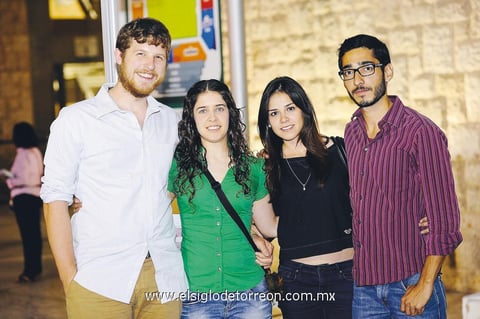 Apoyan a guerreros.  Alex, Caro, Vero y Mario.