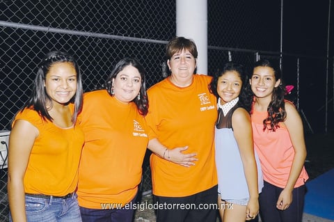 Contentas. Aurora, Karina, Tere, Diana y Sofía.