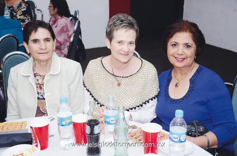 31102013 EN CONOCIDO CLUB SOCIAL.  Pina, Tere y Nety.