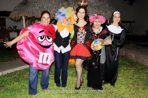 Fiesta de disfraces.  Victoria, Alejandra, Lety, Alejandra y Rosario.