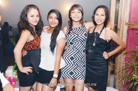 Disfrutan fiesta.  Lizeth, Gisela, Kimberly y Salma.