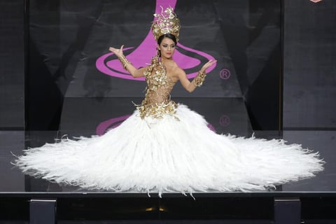 Miss Argentina, Brenda Gonzalez, lució un elegante traje típico en el desfile.