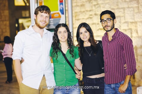 En el TSM.  Alex, Caro, Vero y Mario.