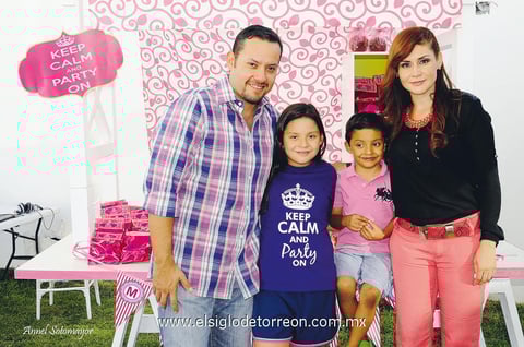 Festejó 10 años de vida la pequeña Michelle, acompañada de su papá Alonso, su mamá Karina y su hermanito Axel.- Annel Sotomayor Fotografía