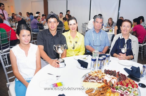 Premiación. Malenita, Mauricio, Malena, Luis y Sara Josefina.