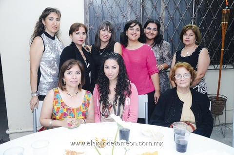 Posan para la foto.  Conchis, Pilar, Martha, Angélica, Elizabeth, Josefina, Lucy, Mónica y Lucía.