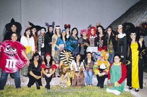Celebran Halloween. Ex alumnas del Colegio La Paz.