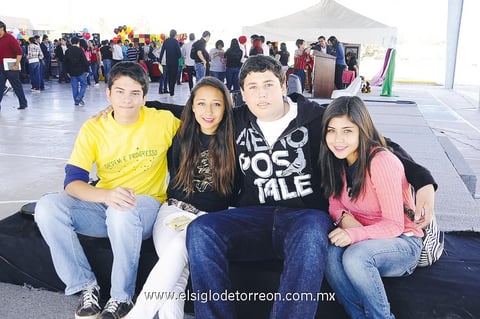 Universitarios. Luis Enrique Carvajal, Scarlett Salas, Jaime Hernández y Mirtha Orona.