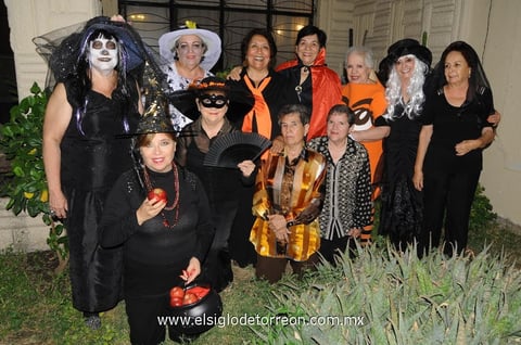 Se disfrazan. Grupo de amigas celebran Halloween.