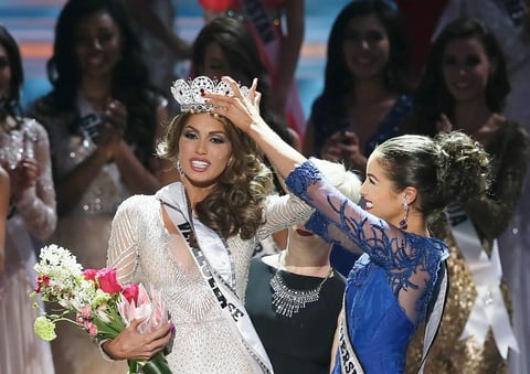 Finalmente, la ganadora fue la venezolana Gabriela Isler, quien recibió la corona de manos de la estadounidense Olivia Culpo, Miss Universo 2012.