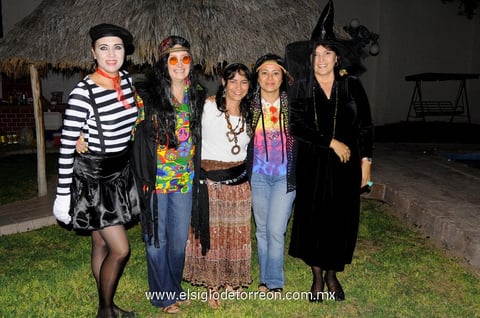 Entre amigas.  Claudia, Maritere, Mónica, Claudia y Rocío.
