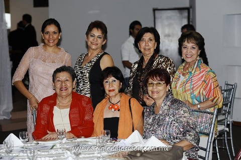 Disfrutan desfile de modas. Mara, Carmen, Elba, Lucy, Irma, Imelda e Irma.