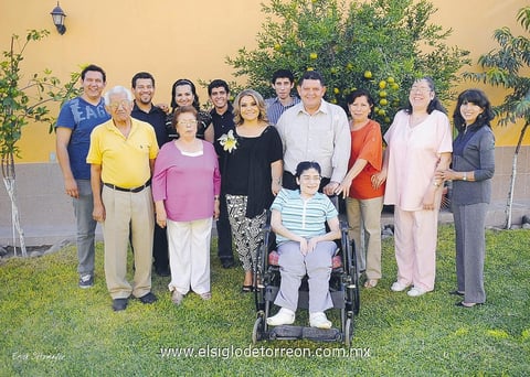 Muy felices lucen los futuros esposos en la bonita celebración organizada por la Familia Elydd.