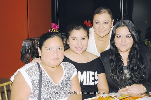 En un cumpleaños. Andrea, Jéssica, Jazmín y Jenifer.