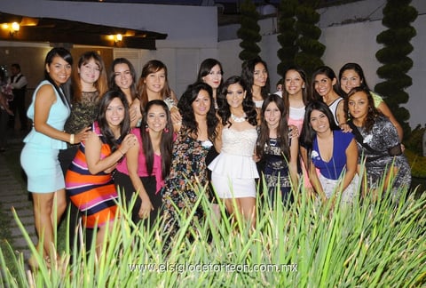 La novia muy feliz con su mamá, Sra. Yolanda Torres Juárez, y su futura suegra, Sra. Paula Malerva Cárdenas, organizadoras de la celebración.