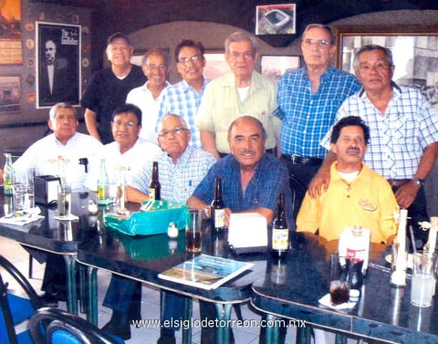 Señores: Honorio Gómez, Higinio Esparza, Candelario Morales, Arturo Varela, Ernesto Sotomayor, Esteban Carrillo, Santiago de la Cruz, Miguel Sánchez, J. Isabel Aguilar, J. Guadalupe Hernández y J. Luis Triana, celebrando 57 años de su graduación.