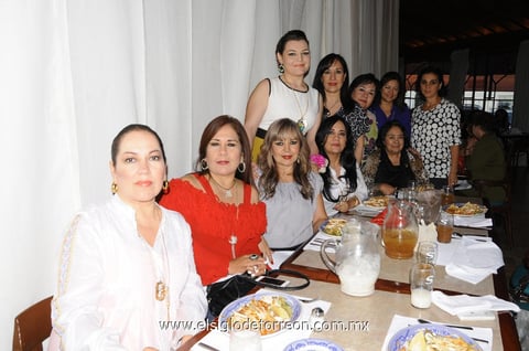 Rocío, Maru, Betty, Maricarmen, Malena y Tita Arguijo Favela, Briseida Benítez, Rosy Murra, Irma Herrera, en la despedida de Fátima Aguilera Velásquez.