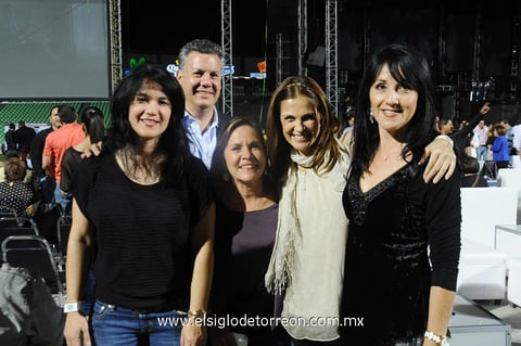 Gratos momentos. Sofía, Víctor, Karmina, Mary y Gaby.