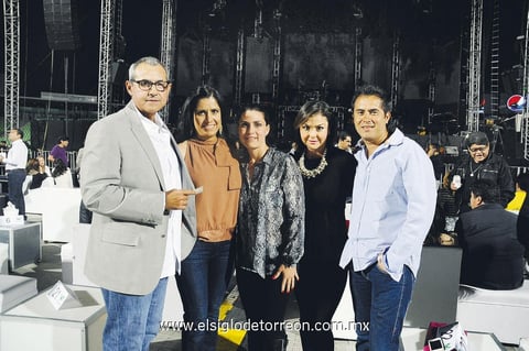Disfrutan de gran concierto. Mario, Raquel, Mónica, Mayra y Sergio.