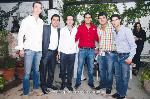 Entre amigos. Enrique, Armando, Mariano, Enrique, Andrés y José.