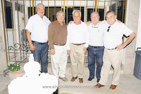 El festejado recibió también gratas felicitaciones de los señores Alfredo Ramírez, Osvaldo Juárez, Francisco Revueltas y Manuel Cabada.