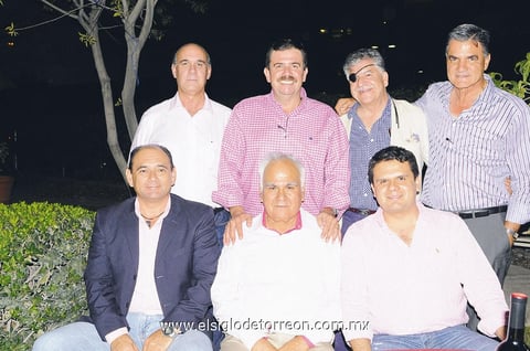 Carlos Algara, Fernando Abusaid, Rolando Espinoza, Raúl Albéniz, José Mario Rodríguez, Víctor Humberto Vizcarra y Humberto Vizcarra, disfrutando la magnífica velada.