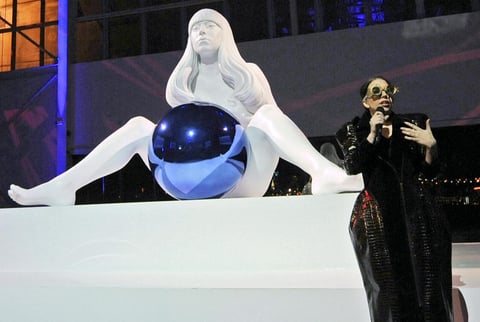 La escultura es la imagen de la portada del nuevo disco.