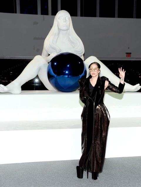 La fiesta de lanzamiento del álbum se realizó en un galpón cercano lleno de esculturas de Jeff Koons que incluyó una de Lady Gaga con una enorme pelota entre las piernas, que la artista presentó parada sobre unos zapatos de plataforma de 30 centímetros.